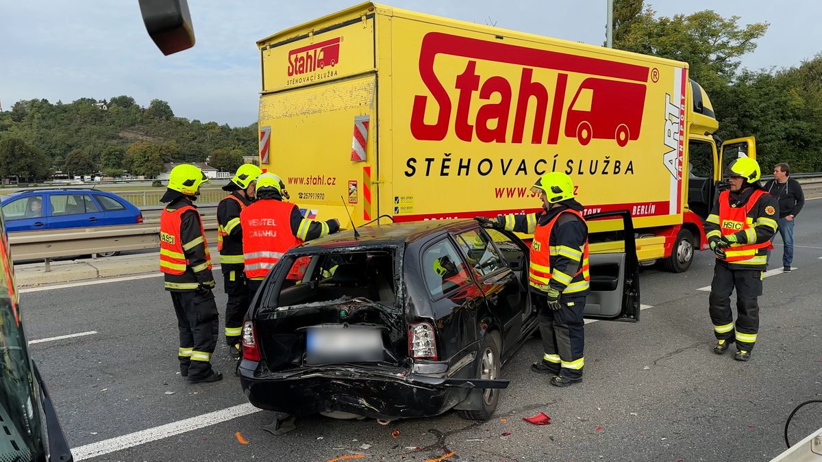 Srážka auta s náklaďákem a autobusem uzavřela Strakonickou ulici v Praze. Přistával i vrtulník